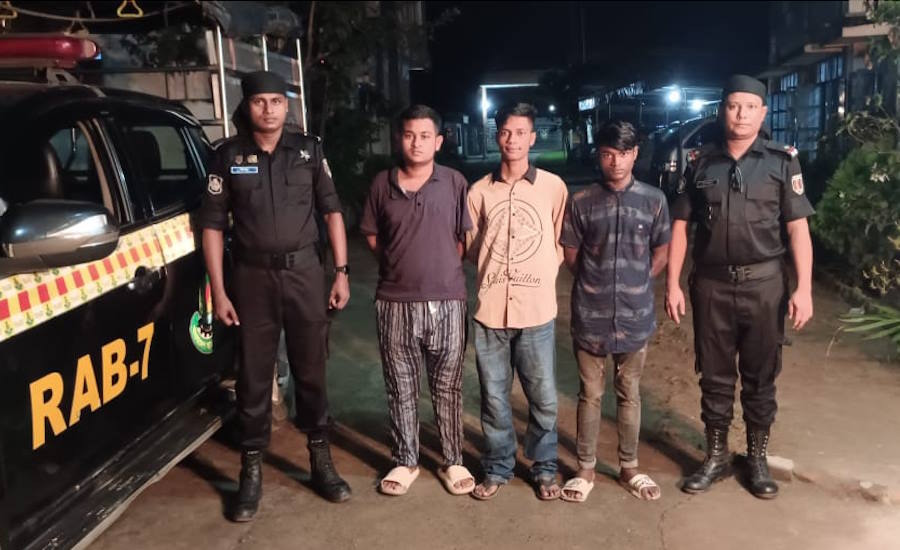 ফেনী রেলস্টেশনে ফের ছিনতাইয়ের প্রস্তুতি, কিশোর গ্যাংয়ের তিন সদস্য গ্রেফতার