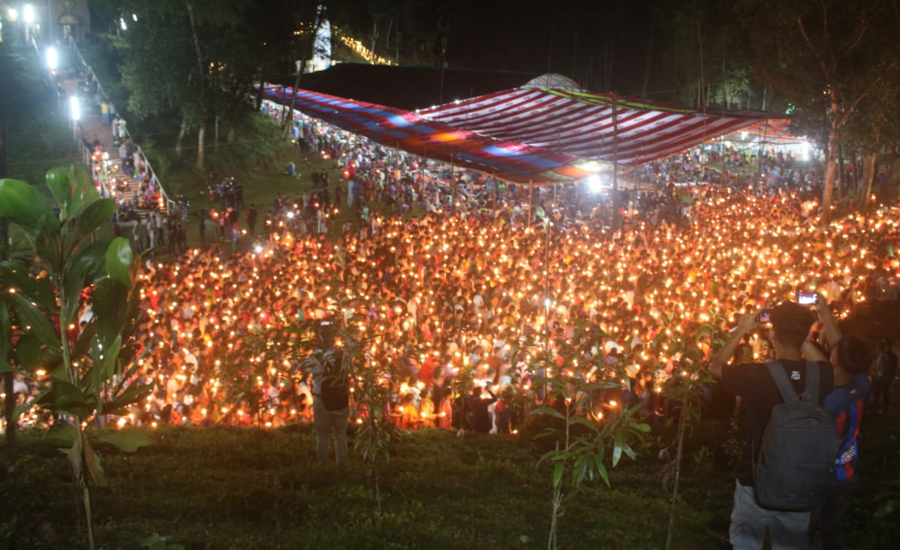 প্রায় ৫০ হাজার ক্যাথলিকের মোমের আলোয় আলোকিত তীর্থ উৎসব 