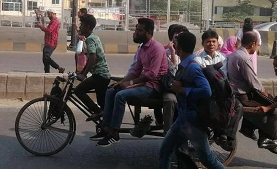 রাজধানীতে গণপরিবহন সংকট, ভোগান্তিতে যাত্রীরা