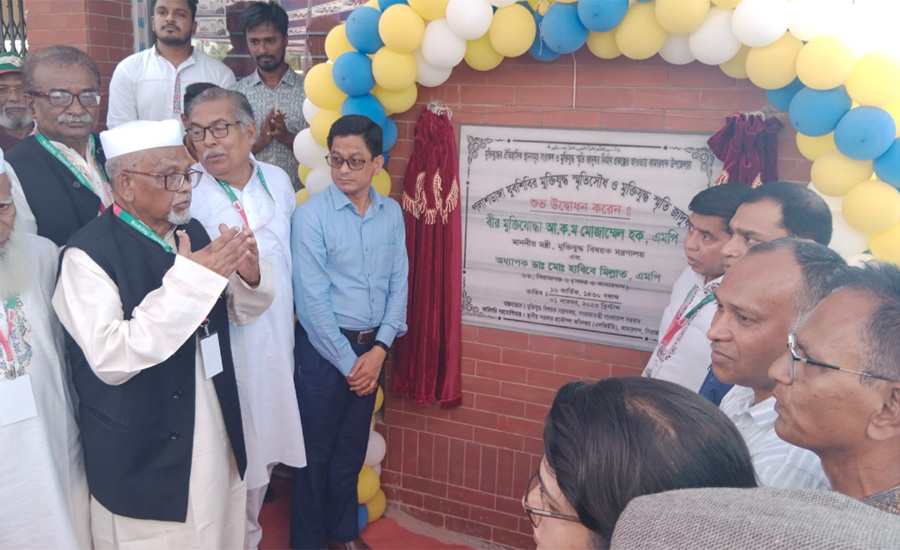 সিরাজগঞ্জের কামারখন্দ উপজেলার পলাশডাঙ্গা যুবশিবিরে নবনির্মিত মুক্তিযুদ্ধ স্মৃতিসৌধের উদ্ভোধন