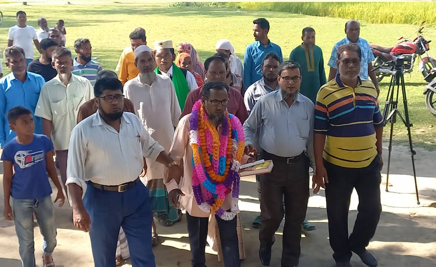 পঞ্চগড়ে ২০ বছর পর নিজ স্কুলে প্রধান শিক্ষকের প্রত্যাবর্তন 