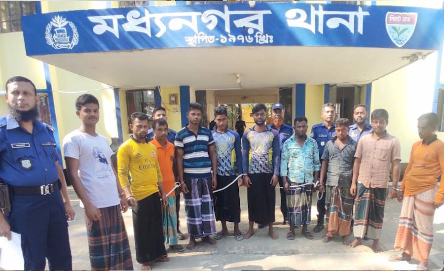 মধ্যনগরে  বালু উত্তোলনকারী নৌকাসহ ১০গ্রেফতার করেছে পুলিশ