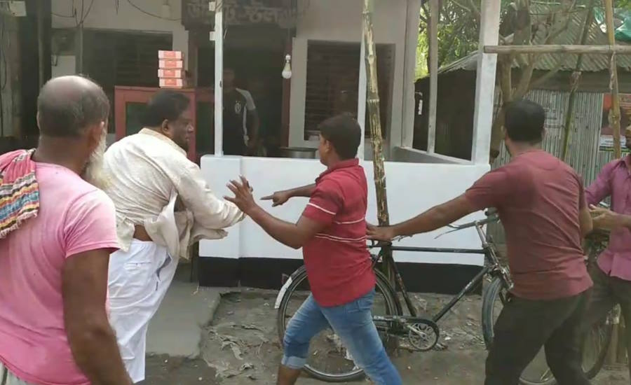 পরীক্ষা দিতে না পারায় প্রধান শিক্ষককে পিটিয়ে হাসপাতালে পাঠালো নিয়োগ প্রার্থী