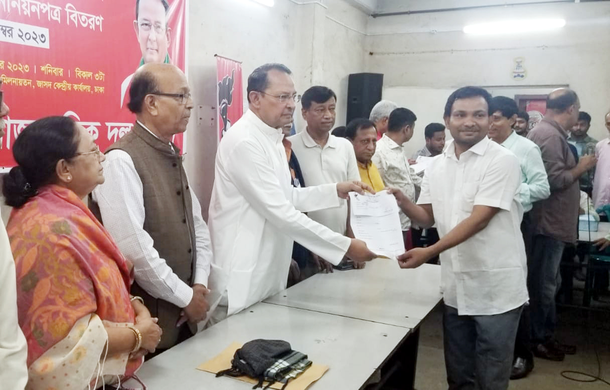 জাসদের মনোনয়ন ফরম নিলেন ধীমন বড়ুয়া
