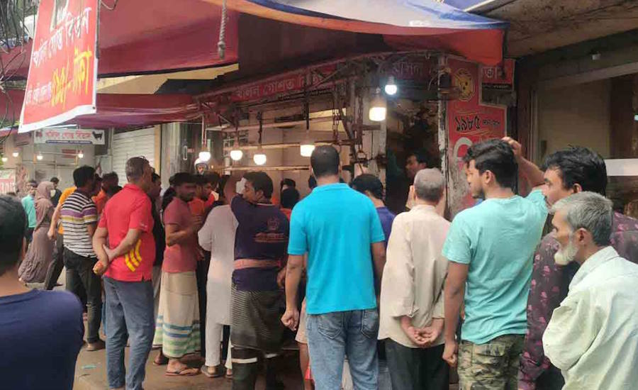 গরুর মাংসের কেজি ৫৯৫ টাকা, ক্রেতাদের দীর্ঘ লাইন