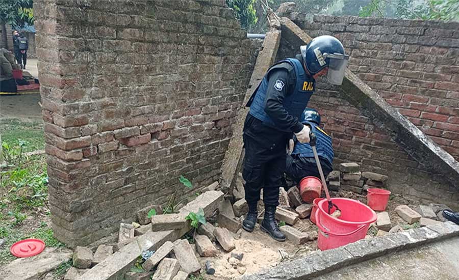 চাঁপাইনবাবগঞ্জে পরিত্যক্ত বাড়ি থেকে ৪১ ককটেল উদ্ধার
