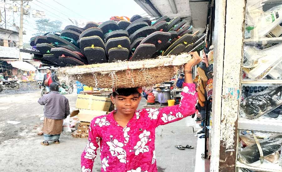 ঘুরে ঘুরে শুভর টুকরি ভর্তি জুতা বিক্রি