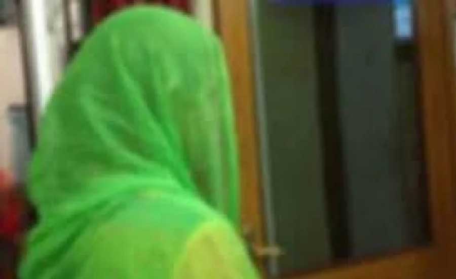 বিয়ের দাবিতে প্রেমিকের বাড়িতে অনশনে প্রবাসী নারী