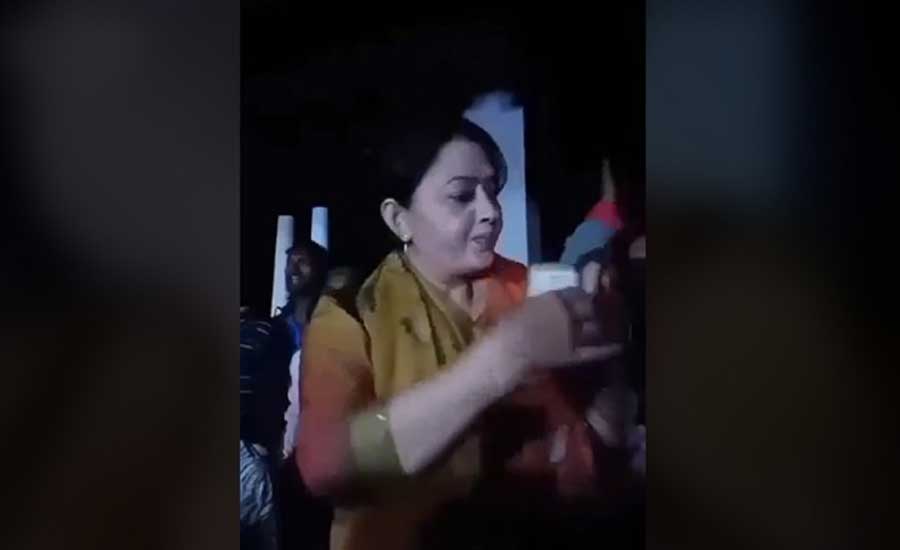 স্বামী-স্ত্রী দুজনই প্রার্থী, প্রচারণা চলছে একজনের