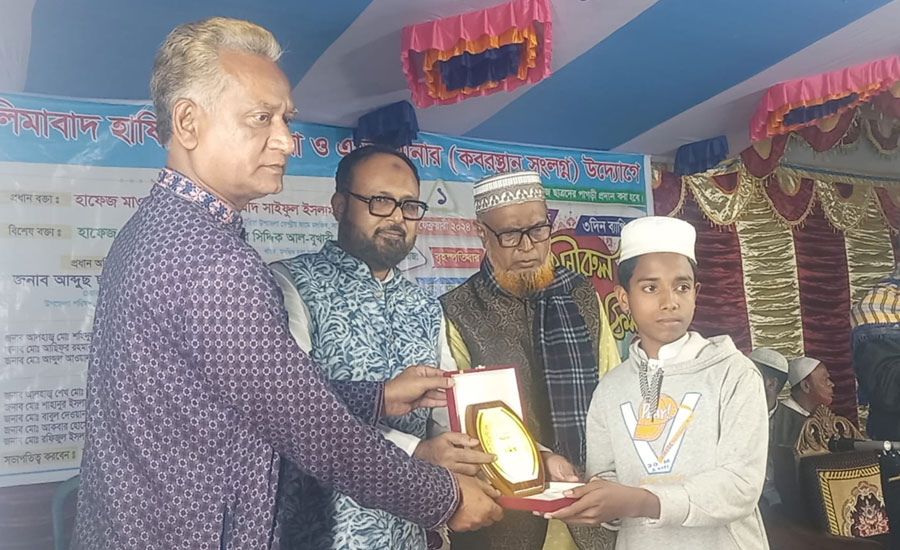 সলিমাবাদ হাফিজিয়া মাদ্রাসা ও এতিমখানার ছাত্রদের পাগড়ী প্রদান করা হয়