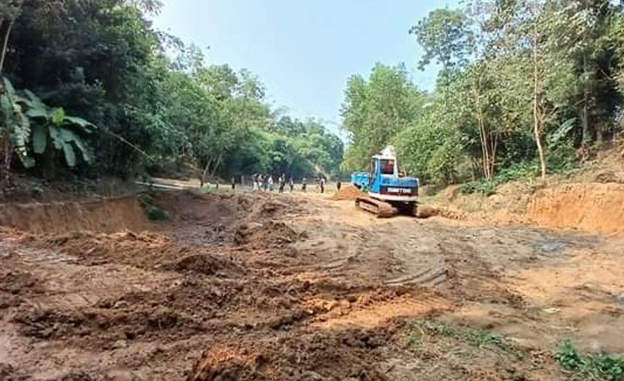 অবৈধভাবে পাহাড় কাটা ও জমির টপসয়েল কাটার দায়ে ৩ টি স্কেভেটর, সাতটি ড্রাম ট্রাক জব্দ 