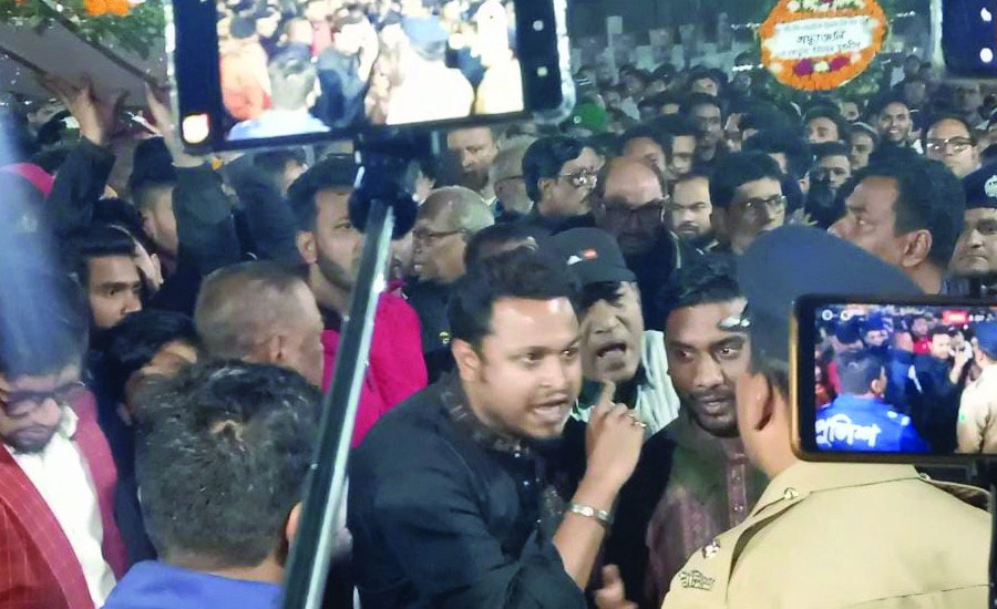 শহীদ মিনারে পুলিশের ওপর যুবলীগ-ছাত্রলীগের হামলা