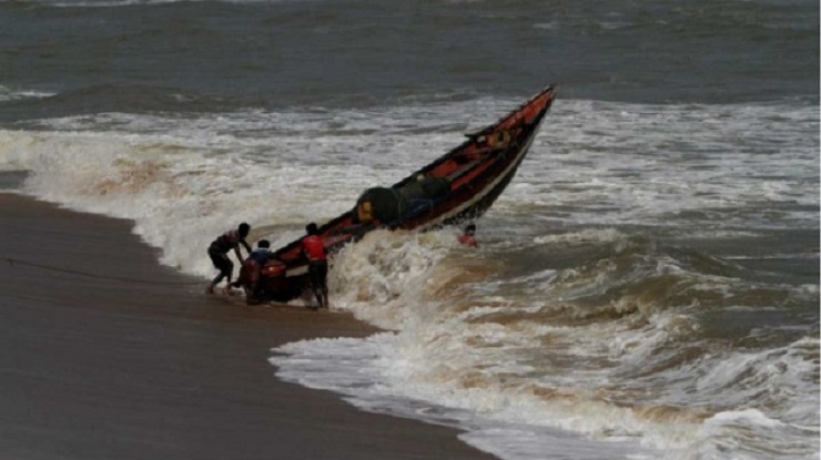 সমুদ্র উত্তাল করে ফুঁসছে ঘূর্ণিঝড় ‘আম্ফান’