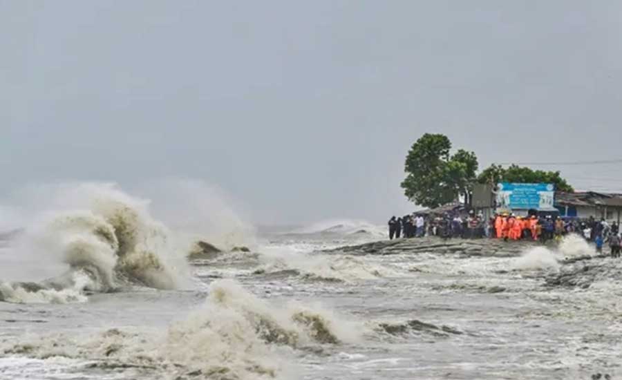রেমালের তাণ্ডবে লণ্ডভণ্ড উপকূল