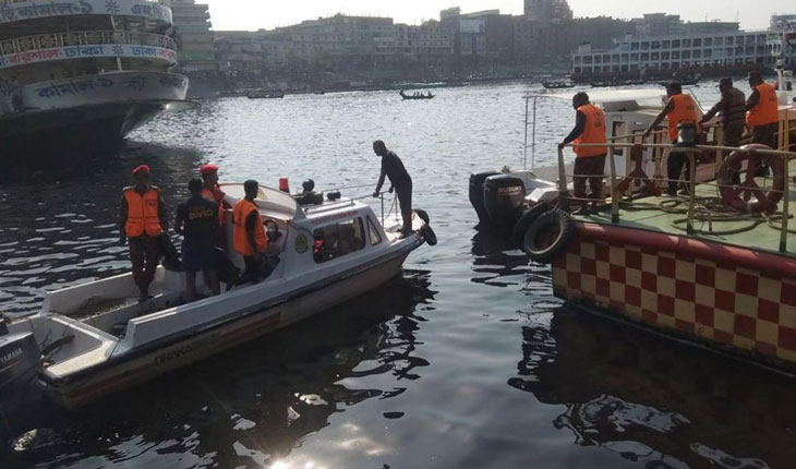 সদরঘাটে নৌকাডুবি, ২ শিশু নিখোঁজ সদরঘাটে নৌকাডুবি, ২ শিশু নিখোঁজ