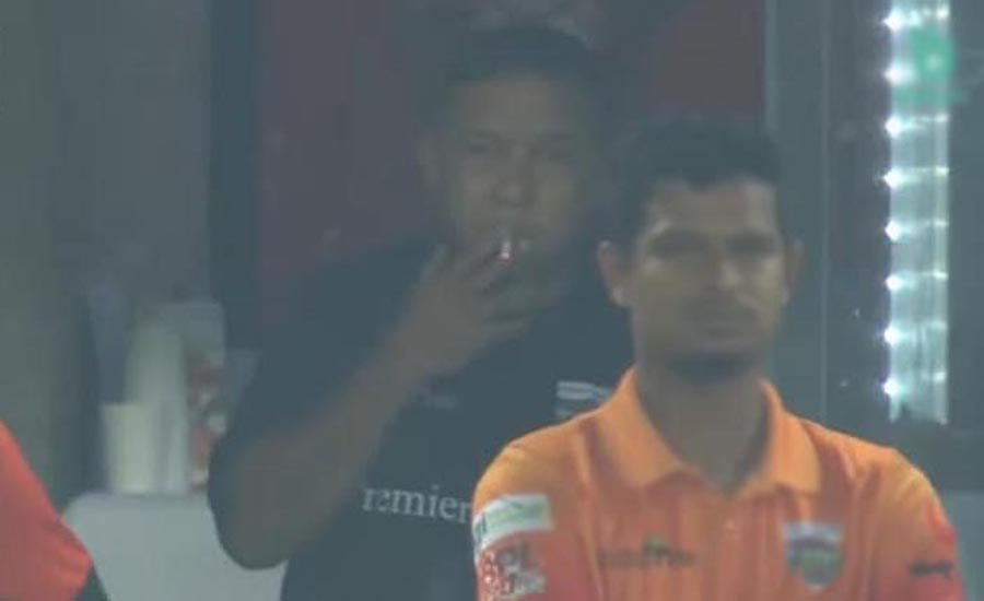 খেলা চলাকালে প্রকাশ্যে ধূমপান সুজনের খেলা চলাকালে প্রকাশ্যে ধূমপান সুজনের