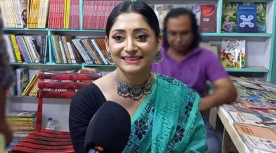 আজিজের টানে বইমেলায় পূজা চেরী আজিজের টানে বইমেলায় পূজা চেরী