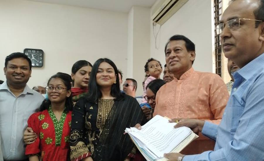 ঢাকার রিটার্নিং কর্মকর্তার কাছে মনোনয়নপত্র জমা দিতে বুধবার ঢাকা বিভাগীয় কমিশনার কার্যালয়ে এসেছিলেন অনেক প্রার্থী ও তাদের অনুসারীরা।