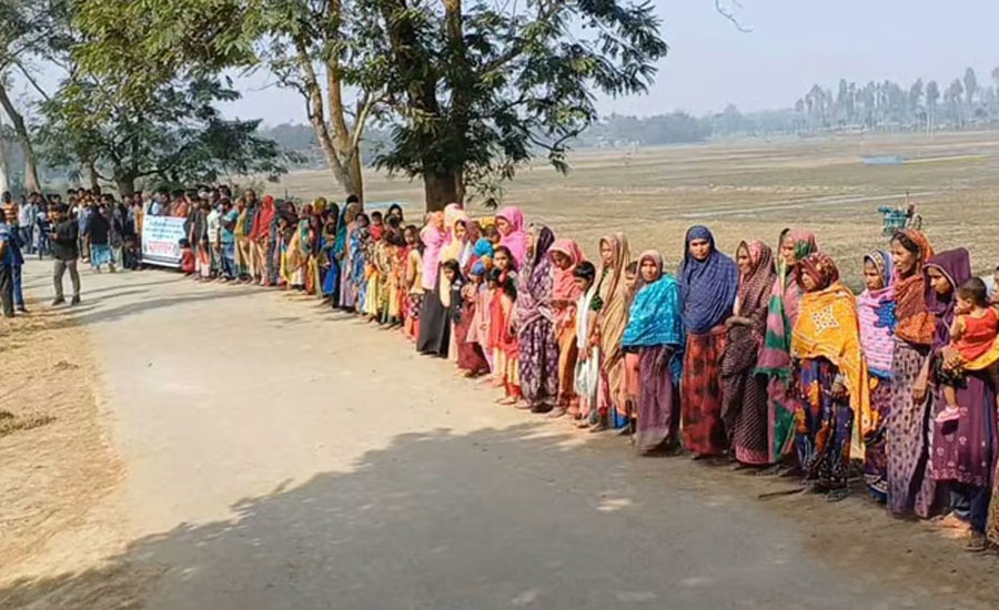 বাগমারায় জোরপূর্বক ৩ ফসলি জমিতে পুকুর খনন বন্ধের দাবীতে মানববন্ধন