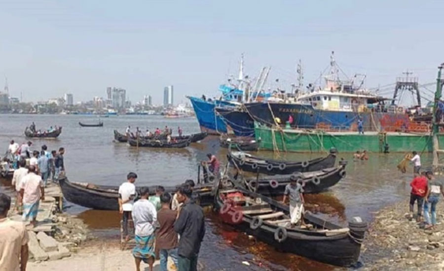 এস আলমের পোড়া চিনির বর্জ্যে, মাছ মরে ভাসছে কর্ণফুলীতে